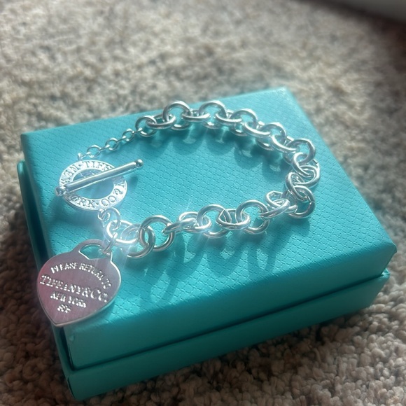 This is a Tiffany & Co heart tag toggle bracelet, never been worn in silver - Picture 2 of 5